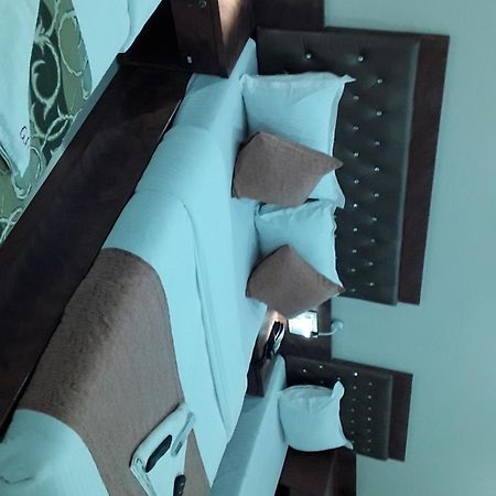 Hotel Golden Hayyath Inn Мумбай Екстериор снимка