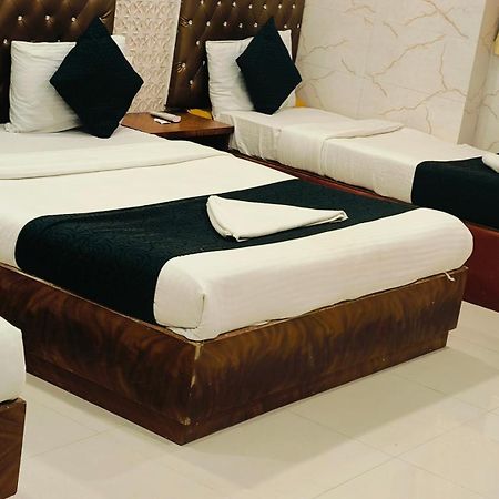 Hotel Golden Hayyath Inn Мумбай Екстериор снимка