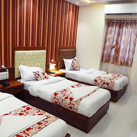 Hotel Golden Hayyath Inn Мумбай Екстериор снимка