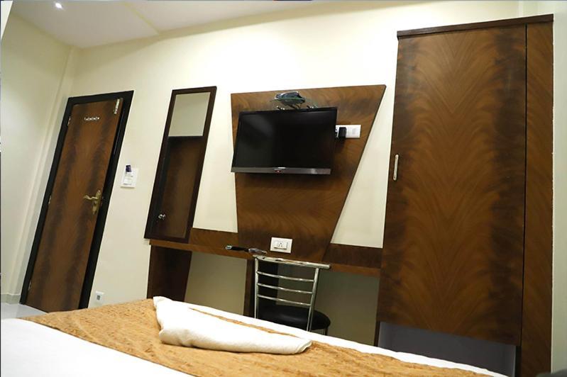 Hotel Golden Hayyath Inn Мумбай Екстериор снимка