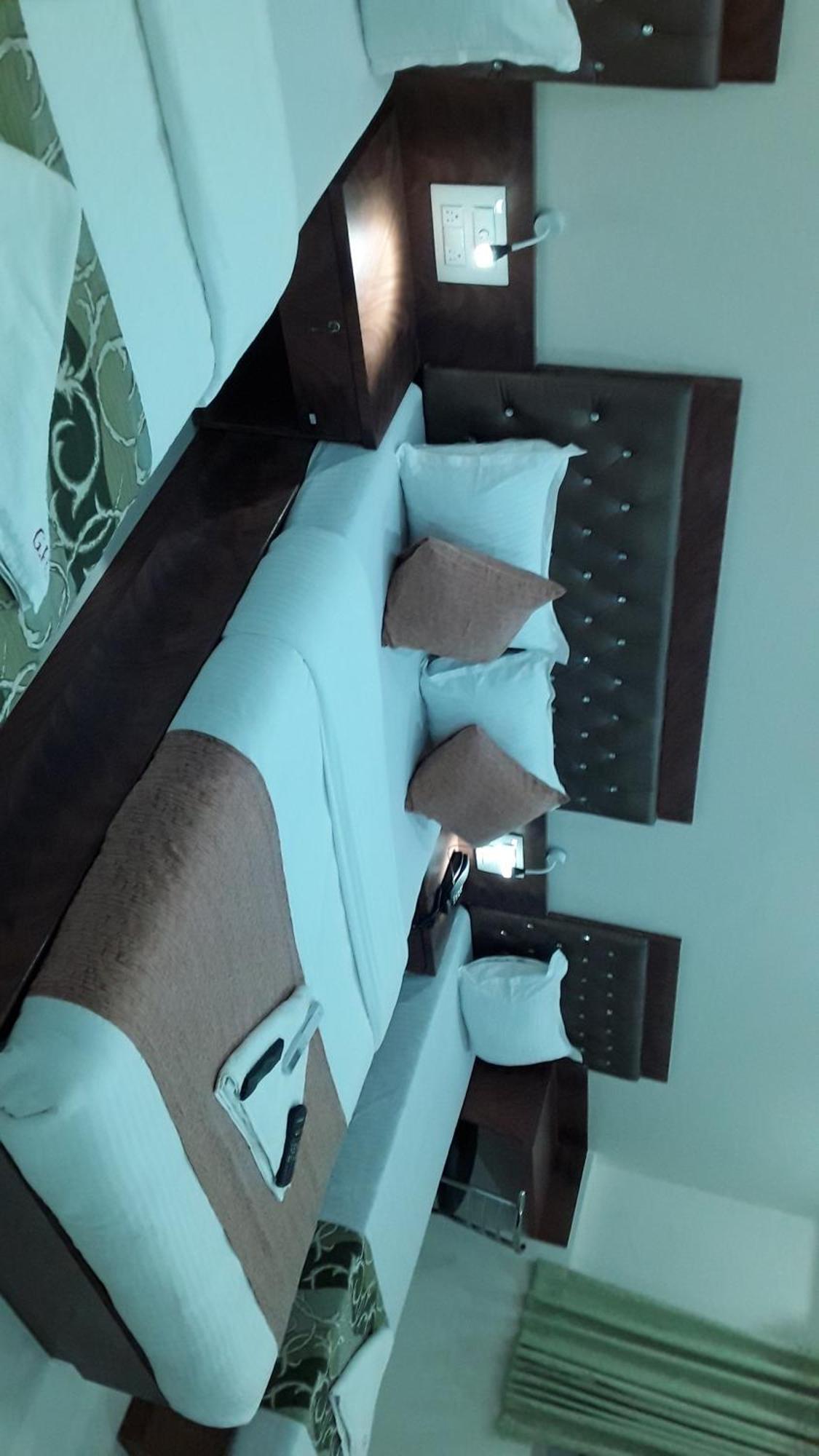 Hotel Golden Hayyath Inn Мумбай Екстериор снимка