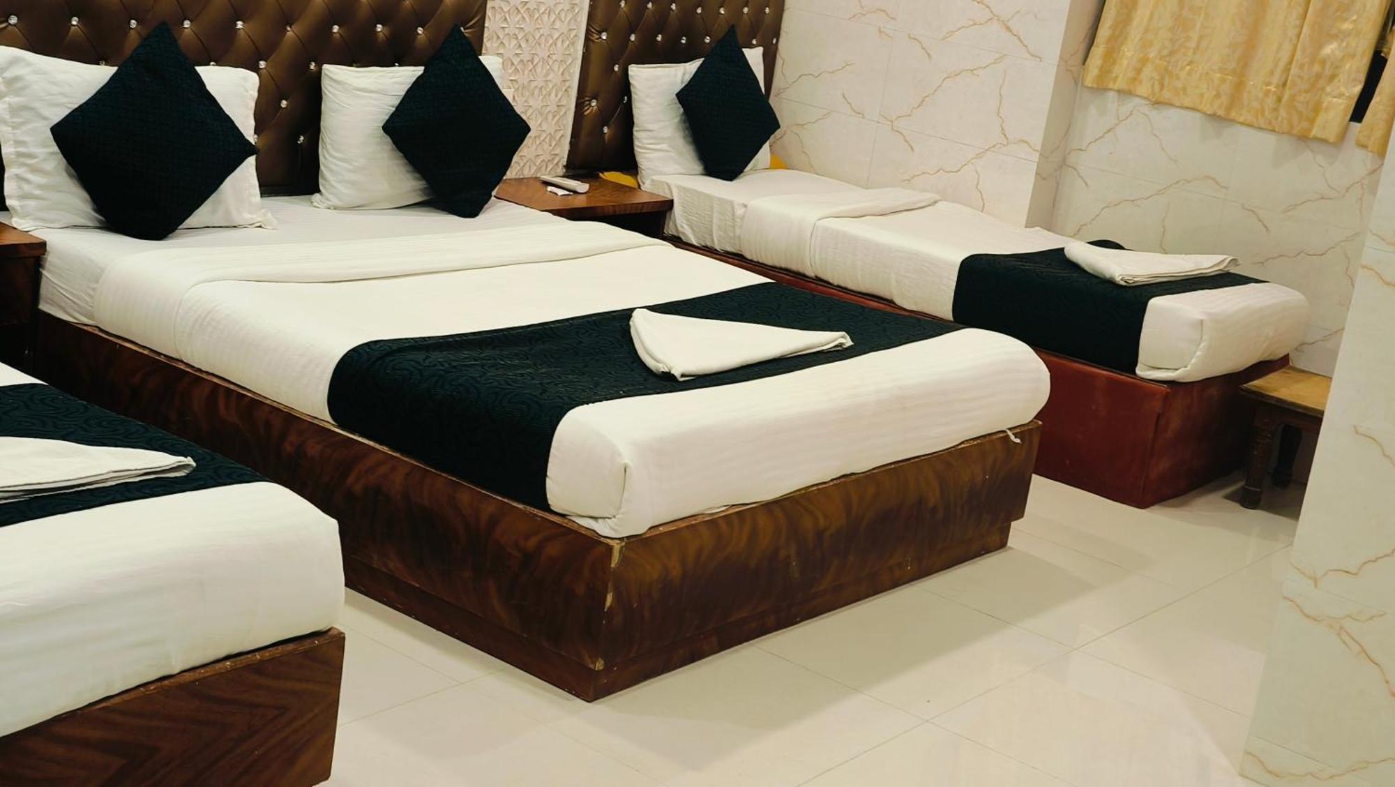 Hotel Golden Hayyath Inn Мумбай Екстериор снимка
