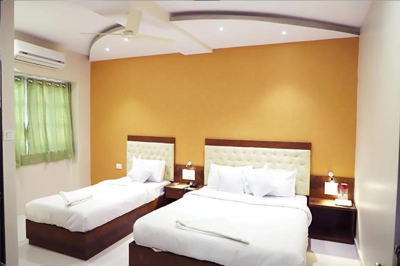 Hotel Golden Hayyath Inn Мумбай Екстериор снимка