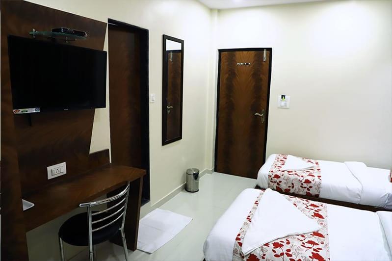 Hotel Golden Hayyath Inn Мумбай Екстериор снимка
