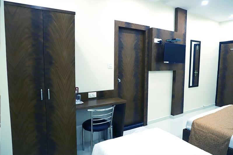 Hotel Golden Hayyath Inn Мумбай Екстериор снимка