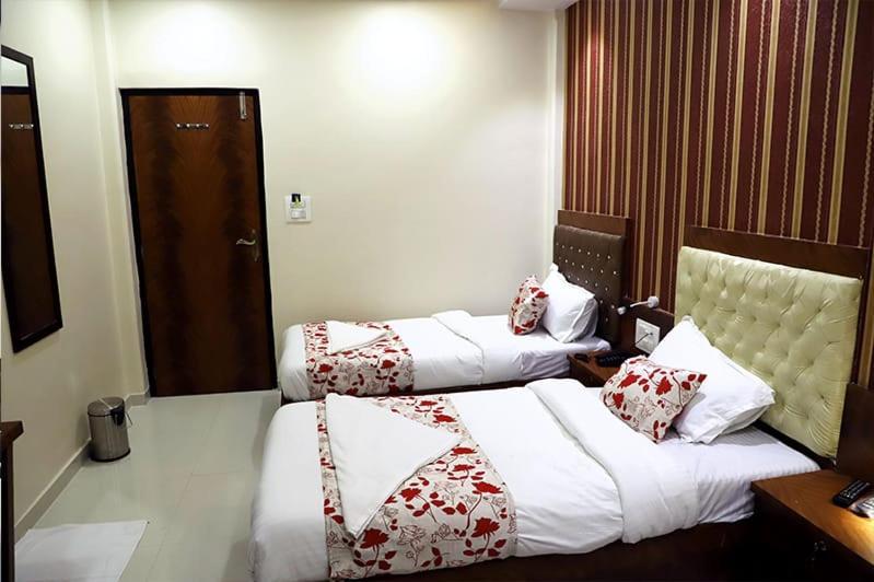 Hotel Golden Hayyath Inn Мумбай Екстериор снимка