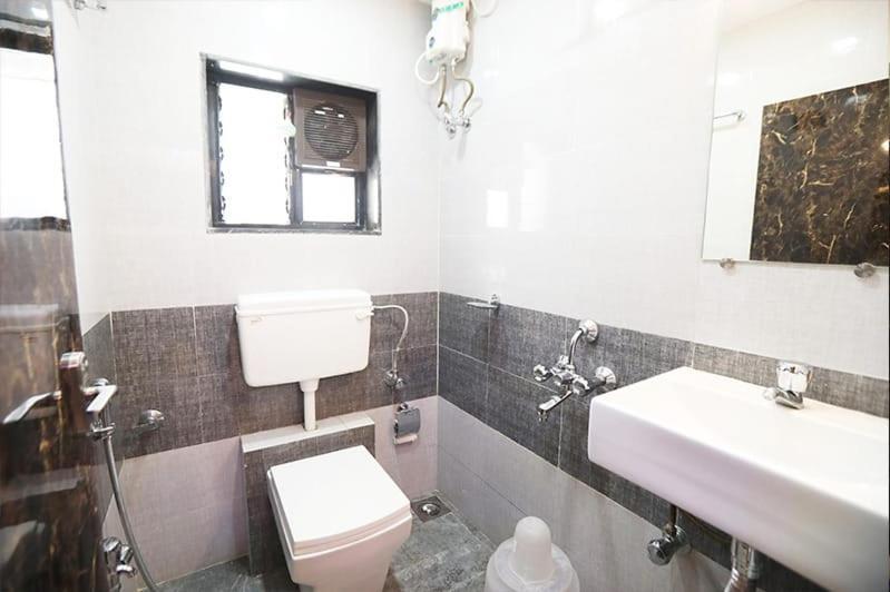 Hotel Golden Hayyath Inn Мумбай Екстериор снимка