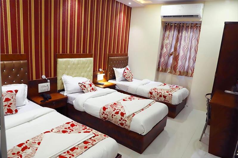 Hotel Golden Hayyath Inn Мумбай Екстериор снимка