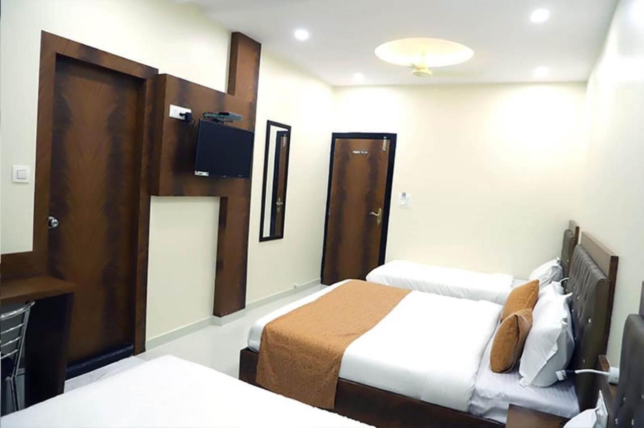 Hotel Golden Hayyath Inn Мумбай Екстериор снимка