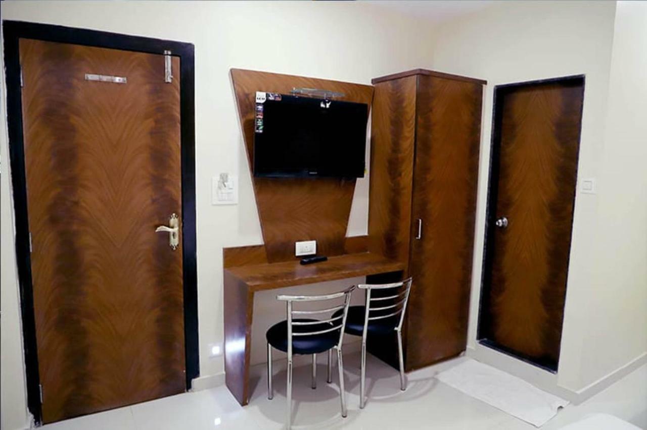 Hotel Golden Hayyath Inn Мумбай Екстериор снимка